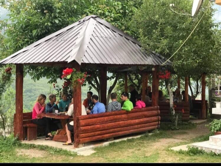 Dedushi &wood Cabins-camping Place *