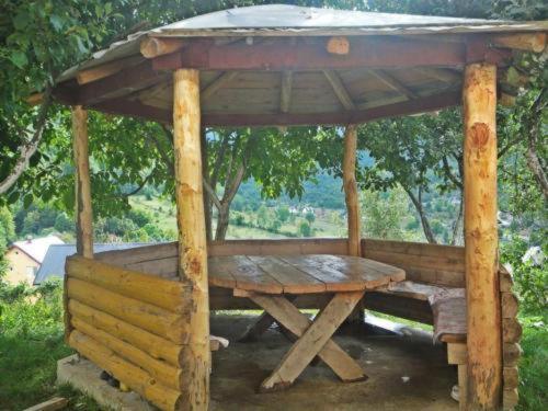 Dedushi &wood Cabins-camping Place Guest house Gusinje