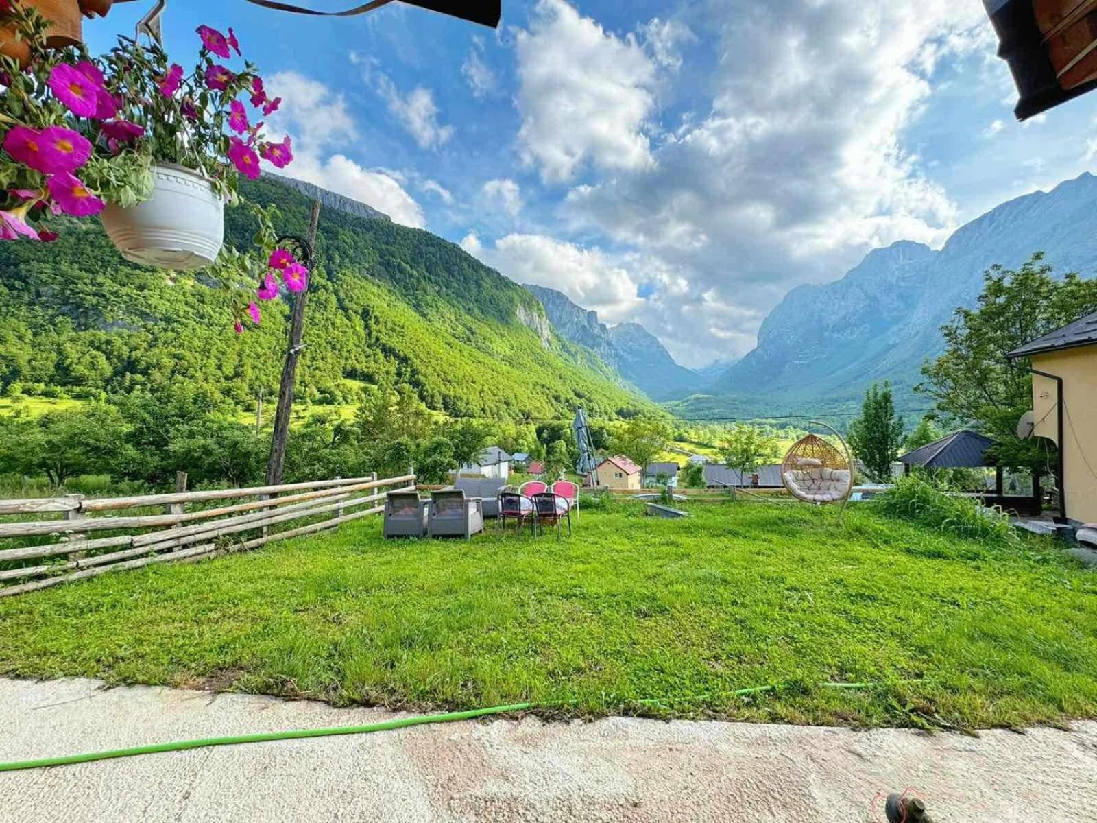 Dedushi &wood Cabins-camping Place *