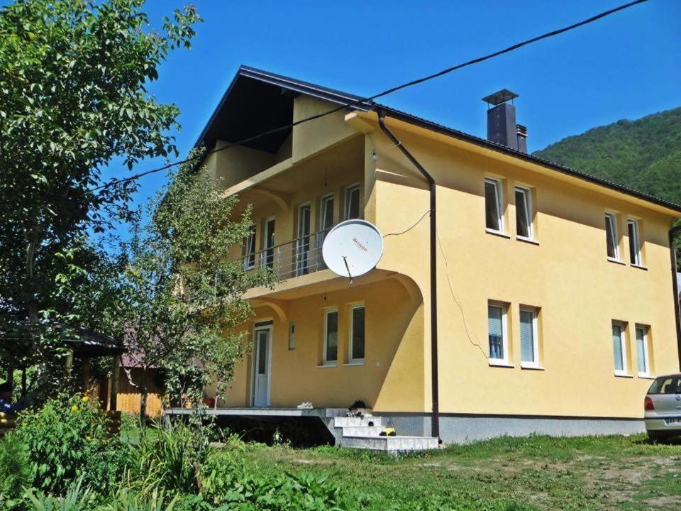 Dedushi &wood Cabins-camping Place Guest house