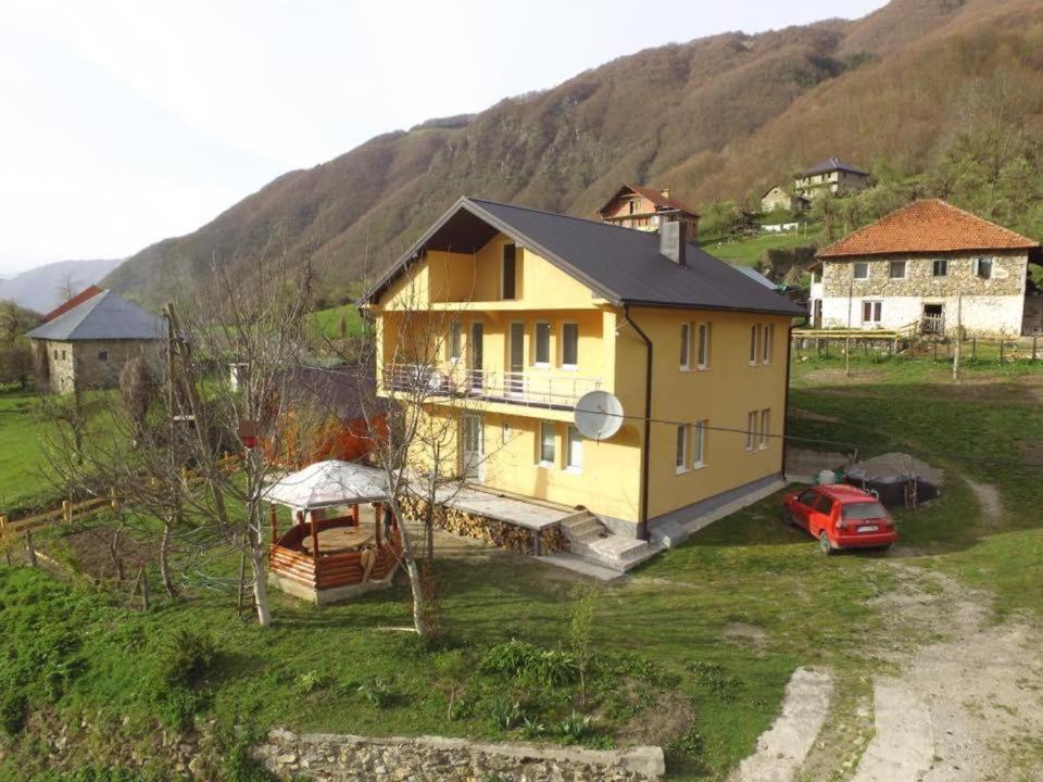 Dedushi &wood Cabins-camping Place