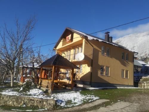Dedushi &wood Cabins-camping Place * Gusinje